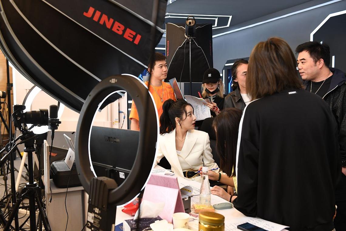 淘宝直播新趋势：安静分享生活，真实呈现手艺——从制鞋到点茶的慢直播